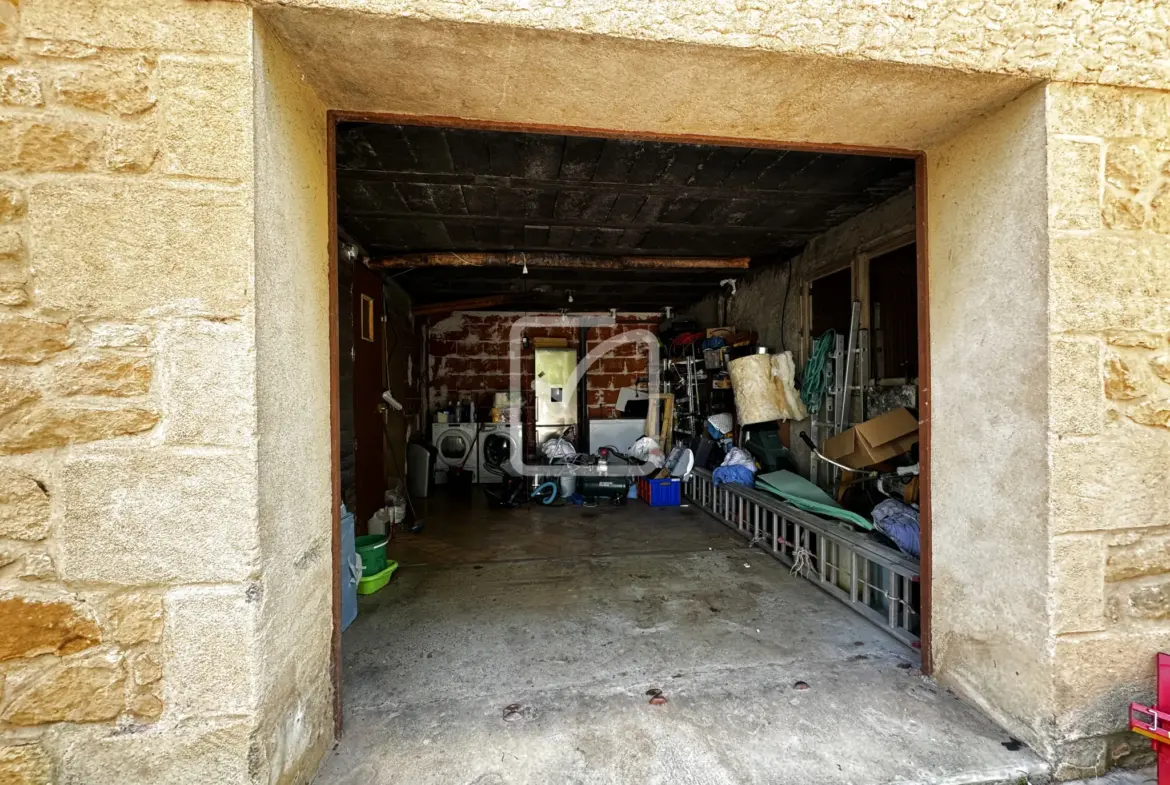 Charmante maison des années 60 avec 4 chambres et grand terrain à Gourdon 