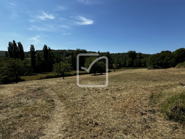 Grange en Pierres à Rénover sur Terrain de 1 Hectare à Saint Chamarand 