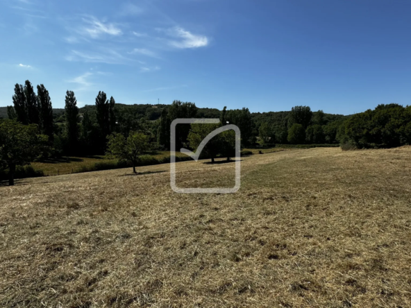 Grange en Pierres à Rénover sur Terrain de 1 Hectare à Saint Chamarand 