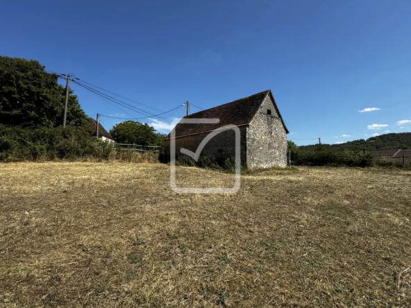 Grange en Pierres à Rénover sur Terrain de 1 Hectare à Saint Chamarand 