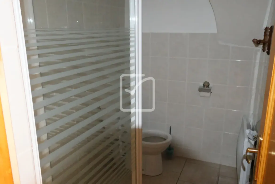 Charmant appartement de 74 m2 à Lalevade d'Ardèche avec cour commune 