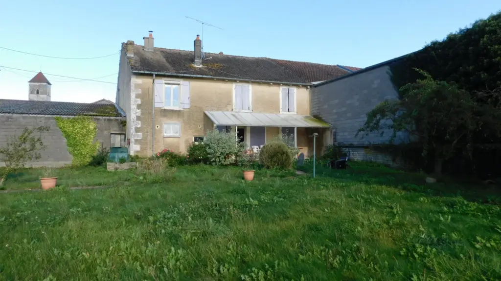 Maison spacieuse à vendre à Pagny-la-Blanche-Côte avec jardin et garage