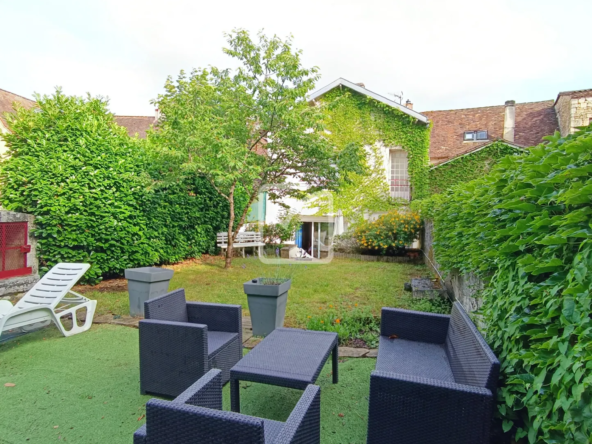 Maison de ville élégante avec jardin à Savignac les Églises 