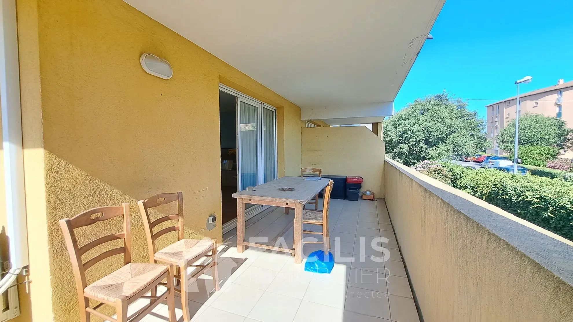 Appartement F4 à Draguignan avec terrasse d'angle, parking et garage 