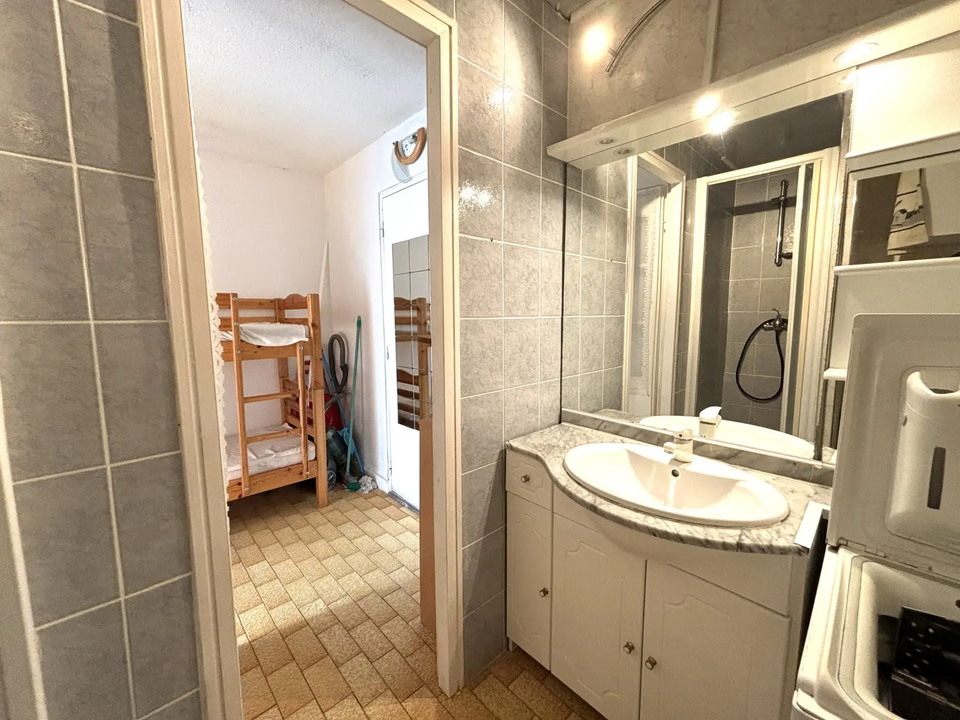 MONT SAINT MARTIN - STUDIO CABINE AVEC PARKING PRIVATIF à VENDRE 