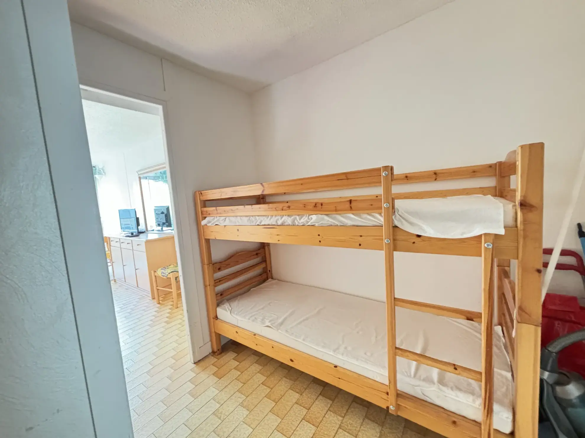 MONT SAINT MARTIN - STUDIO CABINE AVEC PARKING PRIVATIF à VENDRE 