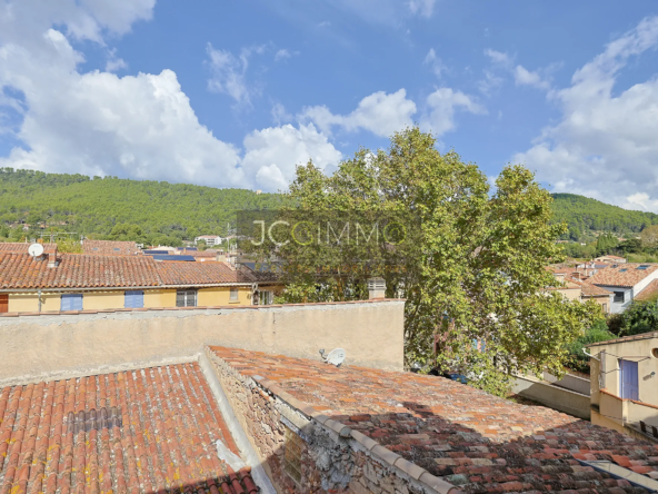 Maison de village T6 avec Terrasse, Garage, et Balcon à Puget-Ville 