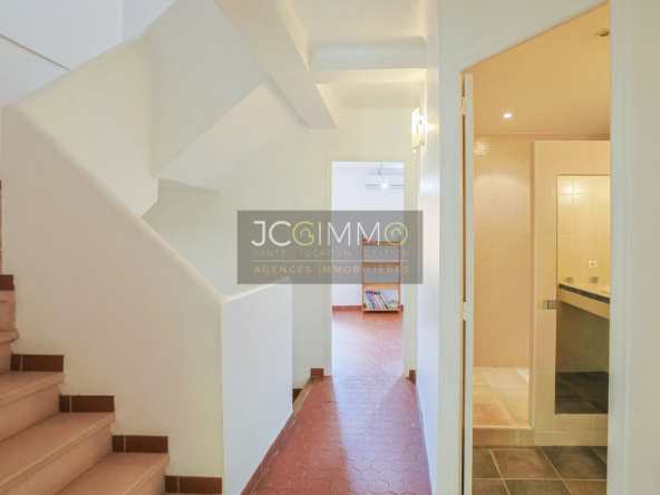 Maison de village T6 avec Terrasse, Garage, et Balcon à Puget-Ville 