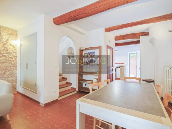 Maison de village T6 avec Terrasse, Garage, et Balcon à Puget-Ville 