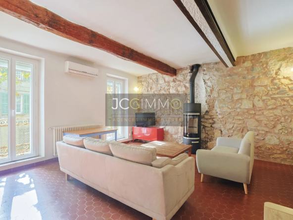 Maison de village T6 avec Terrasse, Garage, et Balcon à Puget-Ville 