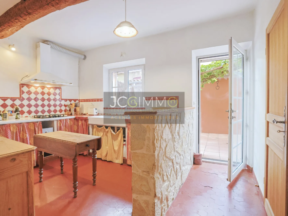 Maison de village T6 avec Terrasse, Garage, et Balcon à Puget-Ville 