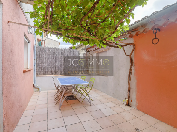 Maison de village T6 avec Terrasse, Garage, et Balcon à Puget-Ville 