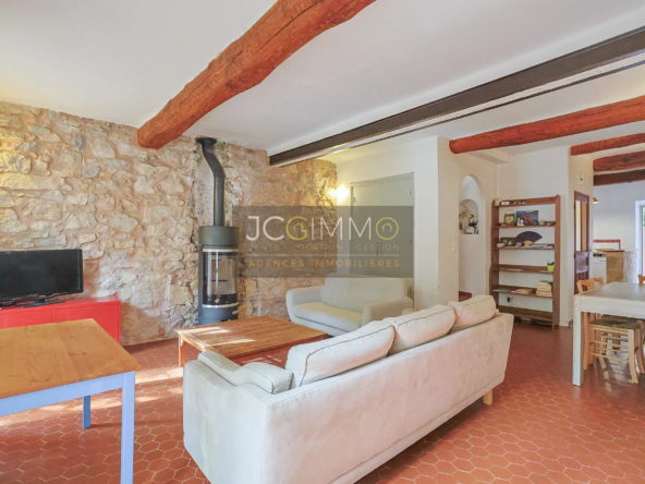 Maison de village T6 avec Terrasse, Garage, et Balcon à Puget-Ville 