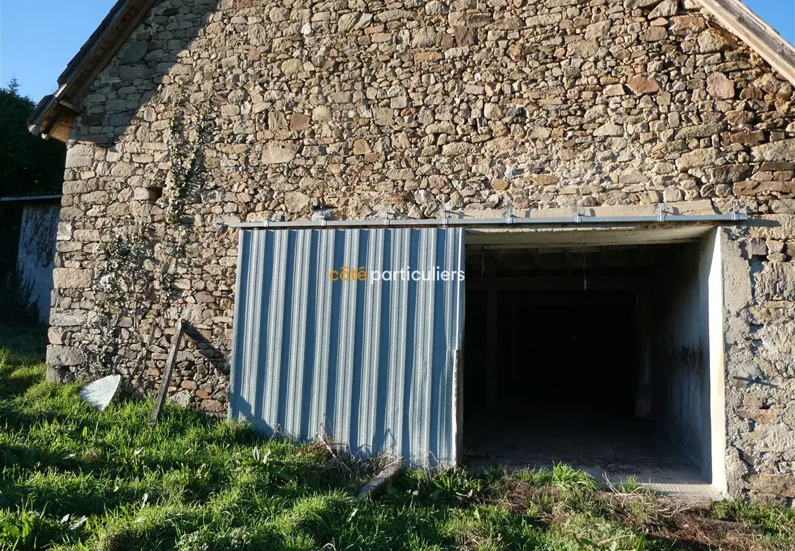 Corps de ferme à rénover près de Laguenne 