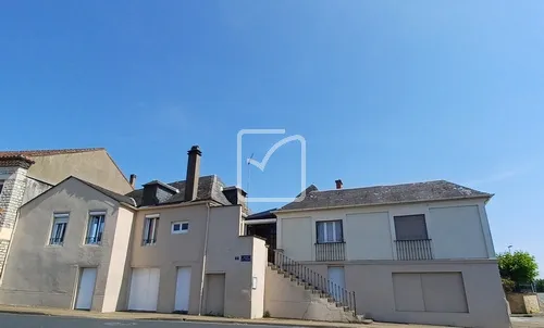 Maison typique à vendre à Gourdon avec potentiel commercial