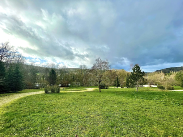 Maison de charme à Montbard avec piscine et grand terrain 