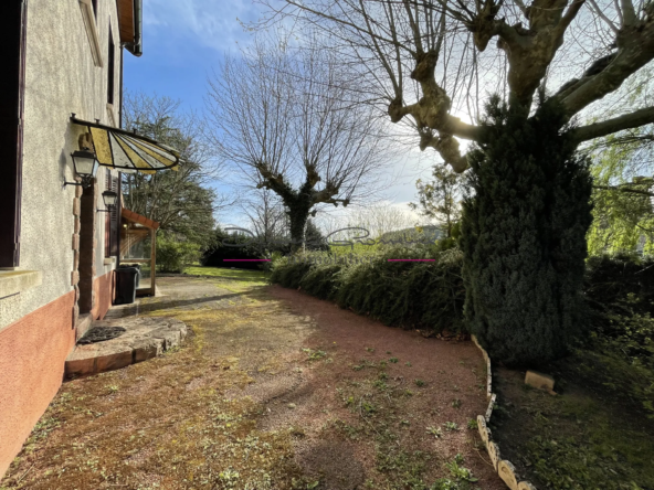 Maison de maître de 1920 avec terrain attenant et dépendance à Amplepuis 