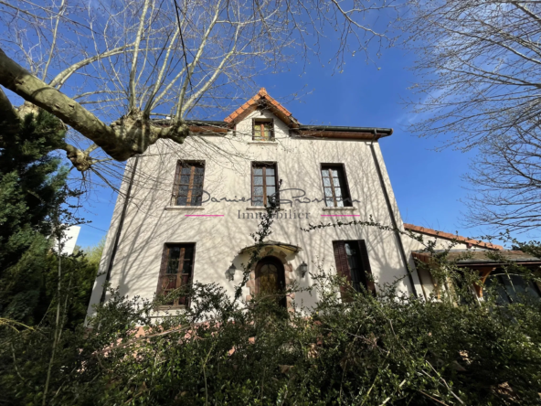 Maison de maître de 1920 avec terrain attenant et dépendance à Amplepuis 