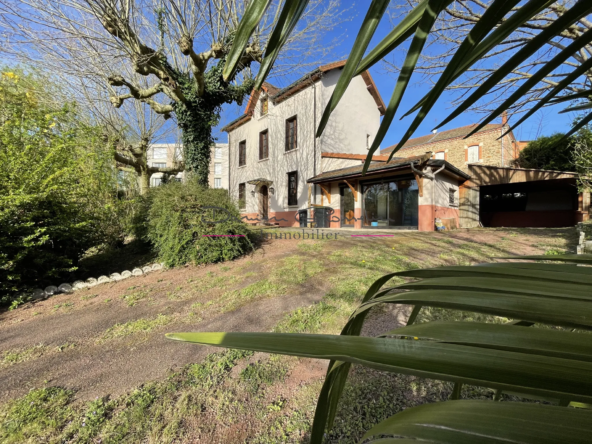 Maison de maître de 1920 avec terrain attenant et dépendance à Amplepuis 