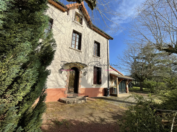 Maison de maître de 1920 avec terrain attenant et dépendance à Amplepuis 