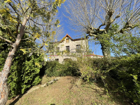 Maison de maître de 1920 avec terrain attenant et dépendance à Amplepuis 