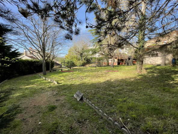 Maison de maître de 1920 avec terrain attenant et dépendance à Amplepuis 