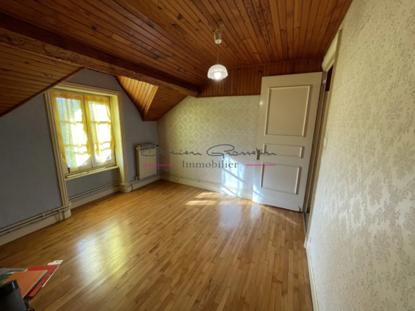 Maison de maître de 1920 avec terrain attenant et dépendance à Amplepuis 