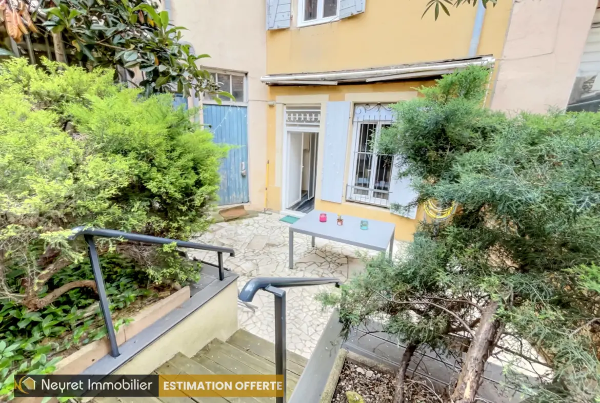 Maison de village avec cour privative et garage à Grigny 