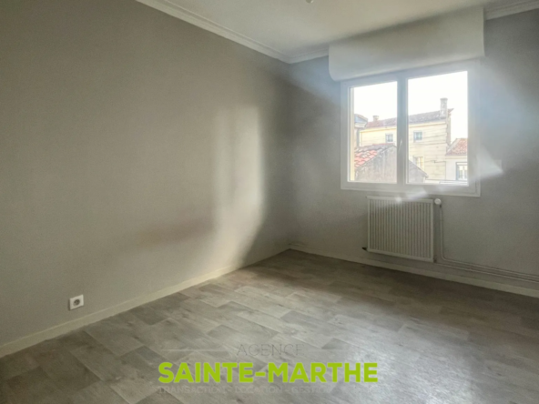 Appartement T3 lumineux à Niort Gare avec balcons et garage 