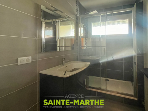 Appartement T3 lumineux à Niort Gare avec balcons et garage 