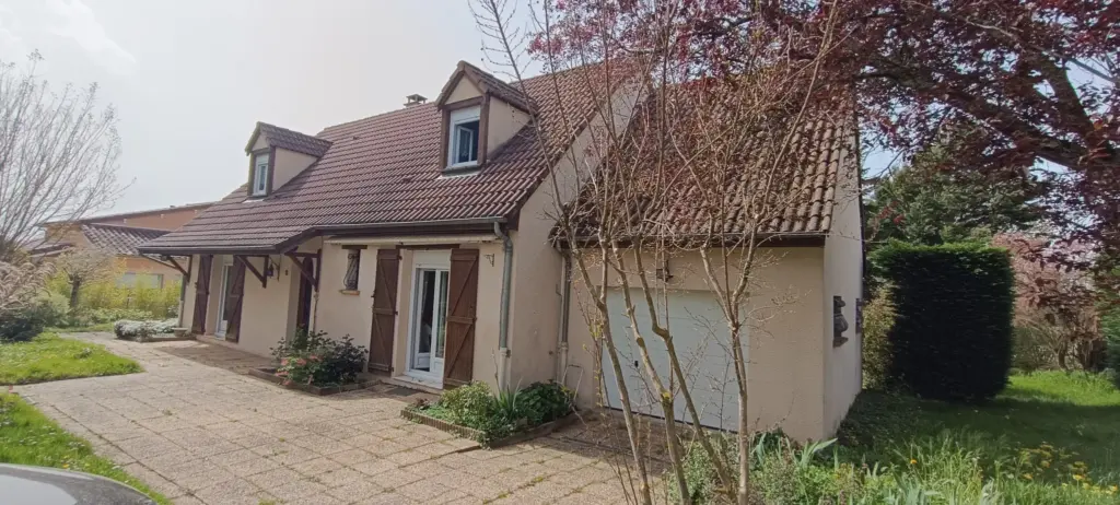 Maison au calme avec vie de plain pied à Espinasse Vozelle