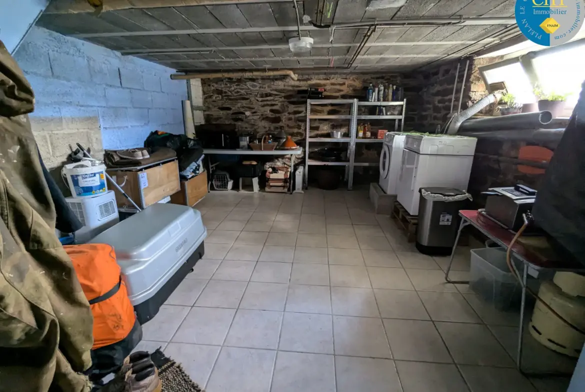 Maison à Vendr à Guer - 4 Chambres, 6 331 m² de Terrain 