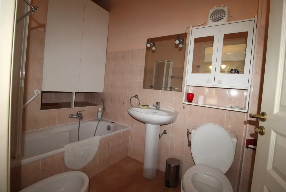 Appartement deux pièces avec terrasse au centre-ville de Menton 