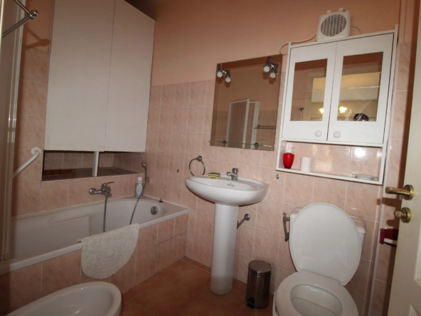 Appartement deux pièces avec terrasse au centre-ville de Menton 
