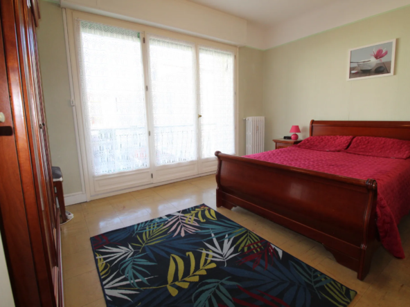 Appartement deux pièces avec terrasse au centre-ville de Menton 
