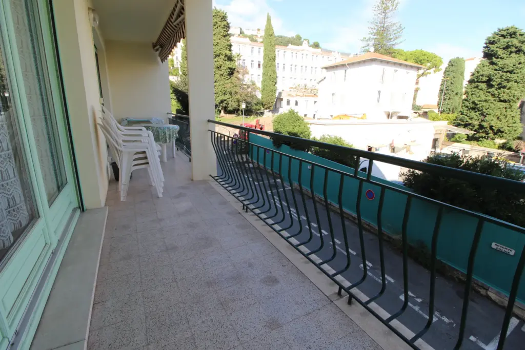 Appartement deux pièces avec terrasse au centre-ville de Menton