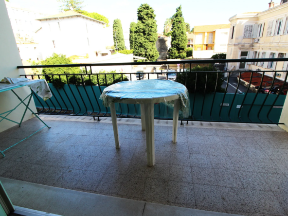Appartement deux pièces avec terrasse au centre-ville de Menton 