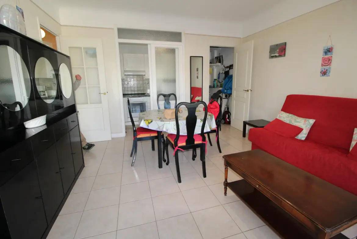 Appartement deux pièces avec terrasse au centre-ville de Menton 