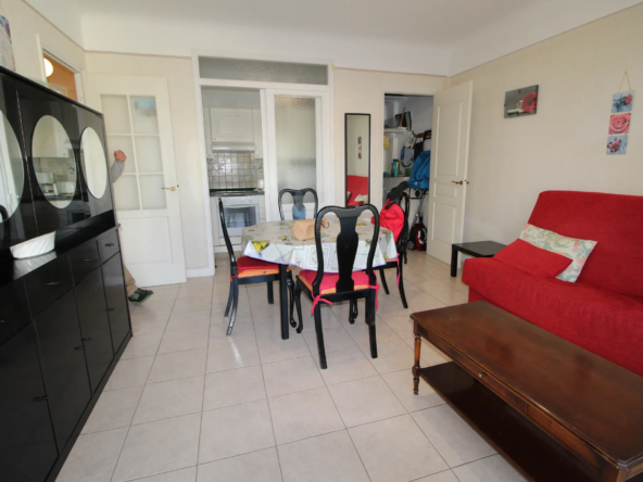 Appartement deux pièces avec terrasse au centre-ville de Menton 
