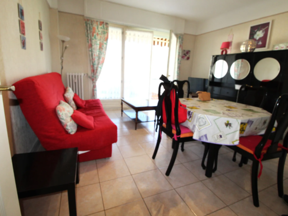 Appartement deux pièces avec terrasse au centre-ville de Menton 