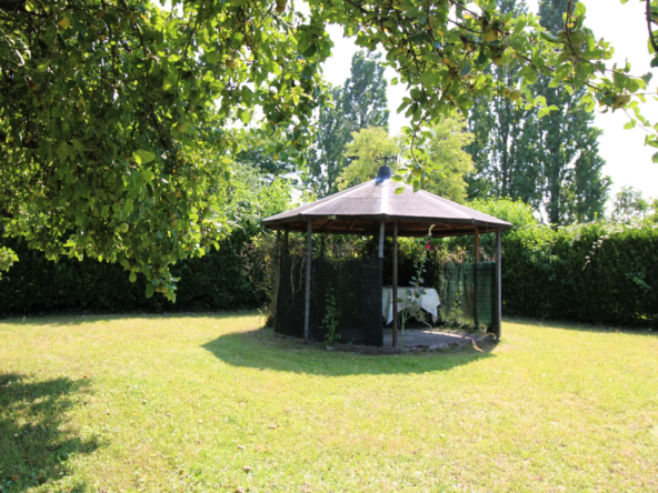 Maison à rénover à Pellouailles-les-Vignes avec terrain constructible 