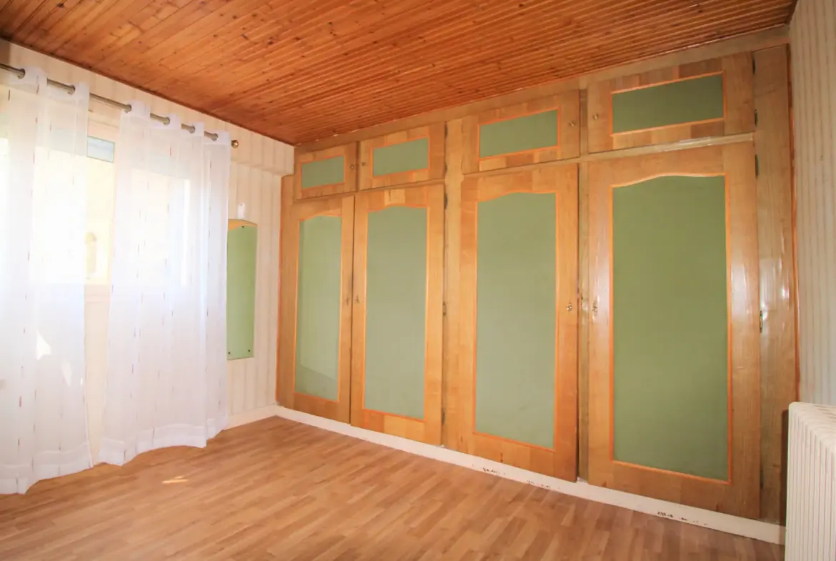 Maison à rénover à Pellouailles-les-Vignes avec terrain constructible 
