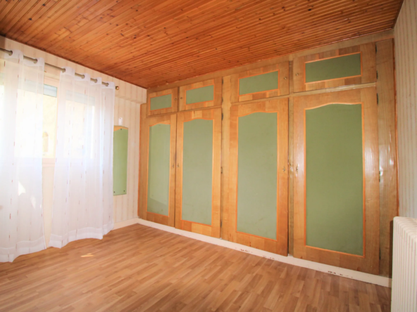 Maison à rénover à Pellouailles-les-Vignes avec terrain constructible 