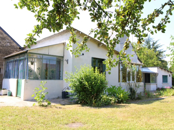 Maison à rénover à Pellouailles-les-Vignes avec terrain constructible 