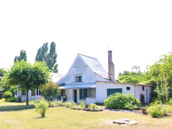Maison à rénover à Pellouailles-les-Vignes avec terrain constructible 