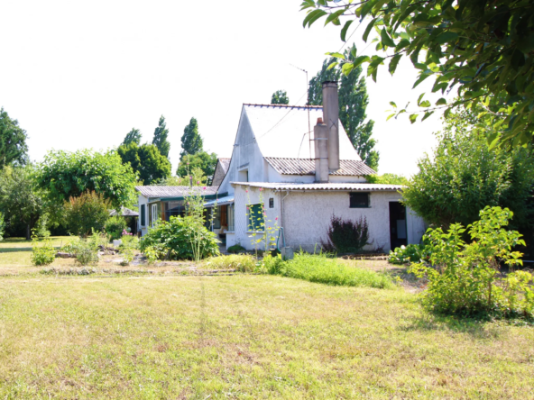 Maison à rénover à Pellouailles-les-Vignes avec terrain constructible 