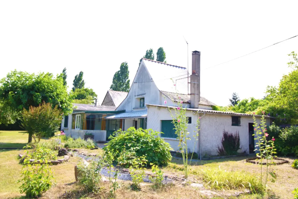 Maison à rénover à Pellouailles-les-Vignes avec terrain constructible