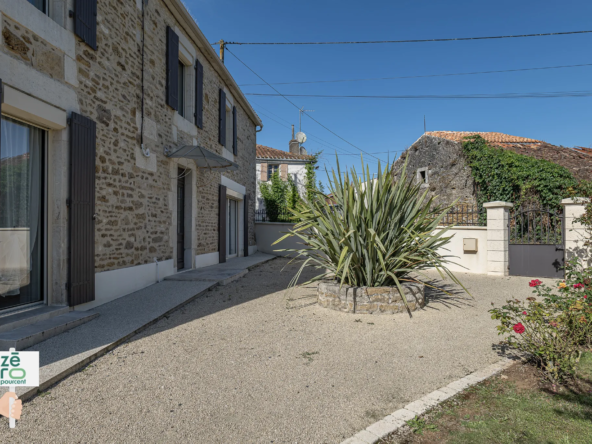 Maison rénovée du 19ème siècle à vendre à La Chapelle-Thémer 