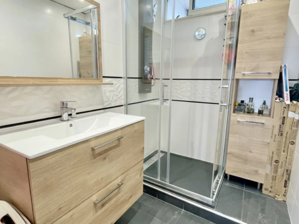 Calme et lumineux appartement 4 pièces au Cannet avec vue dégagée 