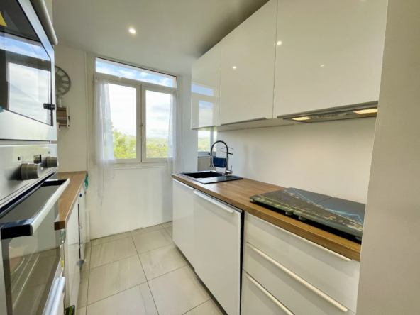 Calme et lumineux appartement 4 pièces au Cannet avec vue dégagée 